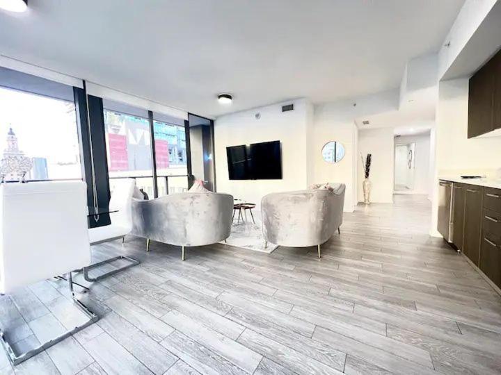 2br, 2 Baths Lux Downtown Heart Of With Amazing Views, Pool, & Gym