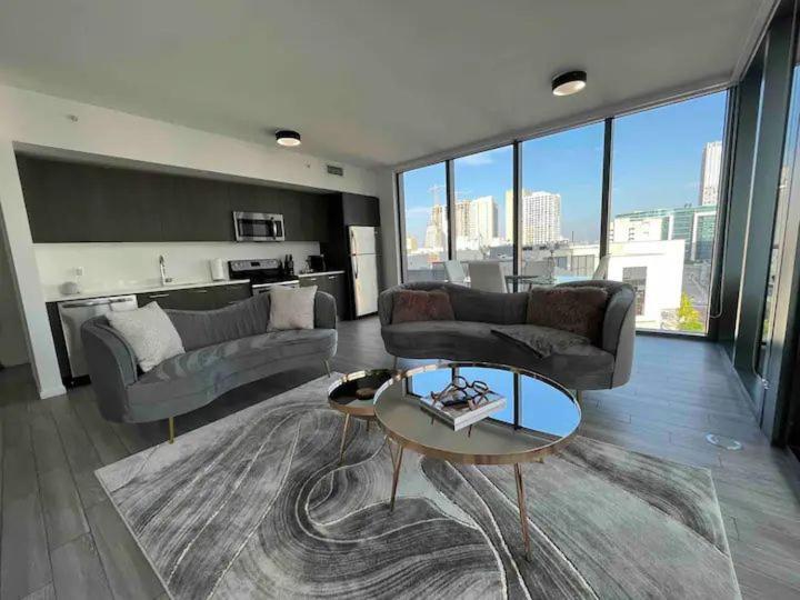 2br, 2 Baths Lux Downtown Heart Of With Amazing Views, Pool, & Gym *
