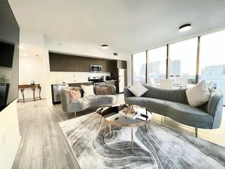 2br, 2 Baths Lux Downtown Heart Of With Amazing Views, Pool, & Gym Austin
