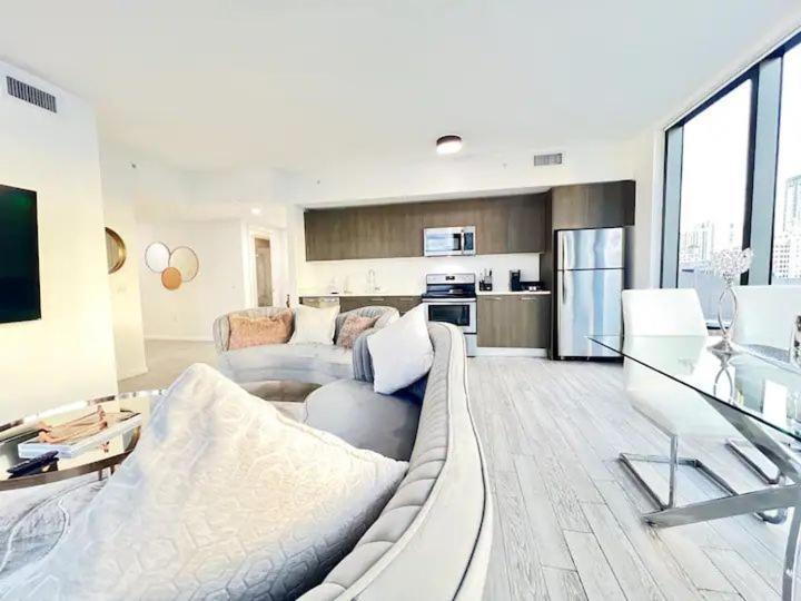 2br, 2 Baths Lux Downtown Heart Of With Amazing Views, Pool, & Gym