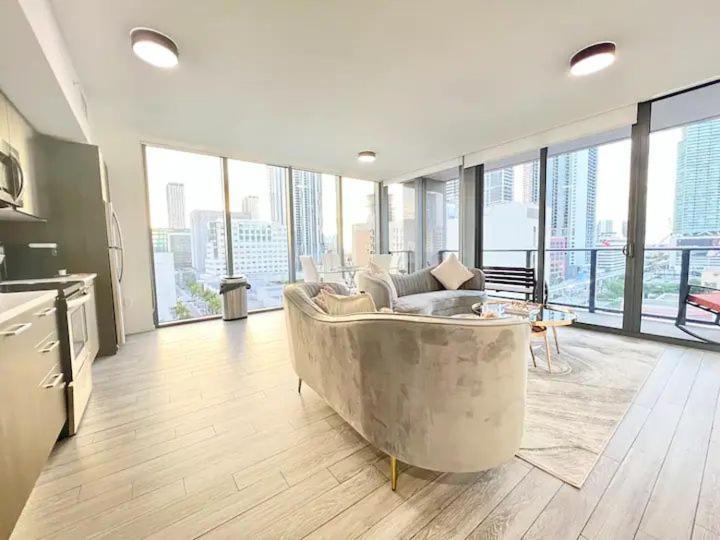 2br, 2 Baths Lux Downtown Heart Of With Amazing Views, Pool, & Gym Appartement