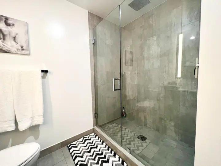 2br, 2 Baths Lux Downtown Heart Of With Amazing Views, Pool, & Gym *