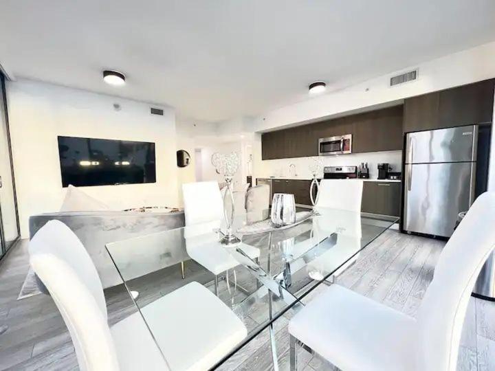 Apartment 2br, 2 Baths Lux Downtown Heart Of With Amazing Views, Pool, & Gym *