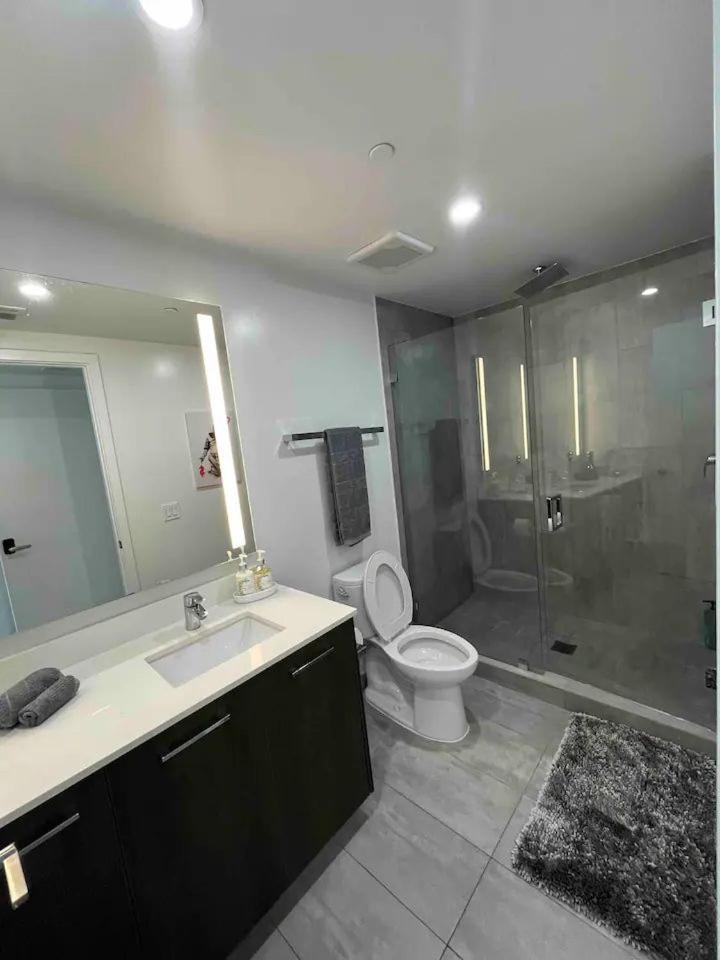 2br, 2 Baths Lux Downtown Heart Of With Amazing Views, Pool, & Gym Apartment *