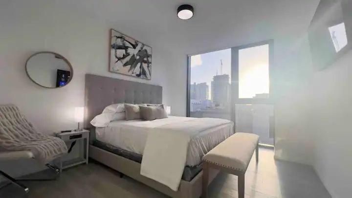 Apartment 2br, 2 Baths Lux Downtown Heart Of With Amazing Views, Pool, & Gym *