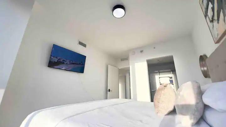 Apartment 2br, 2 Baths Lux Downtown Heart Of With Amazing Views, Pool, & Gym *