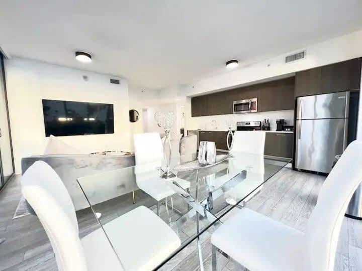 2br, 2 Baths Lux Downtown Heart Of With Amazing Views, Pool, & Gym