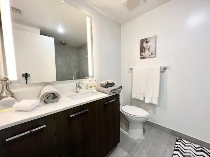 2br, 2 Baths Lux Downtown Heart Of With Amazing Views, Pool, & Gym Appartement *